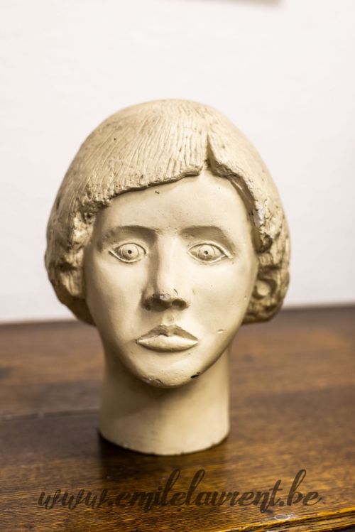 <b>Tête de femme</b><br>
Emile Laurent<br>
1957<br>
Plâtre<br>
Collection privée