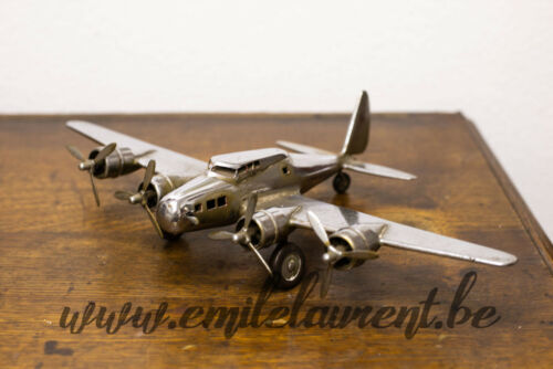 <b>L'Avion</b><br>
Emile Laurent<br>
1942<br>
Réalisé à partir de lattes de suspension de camion<br>
Collection privée